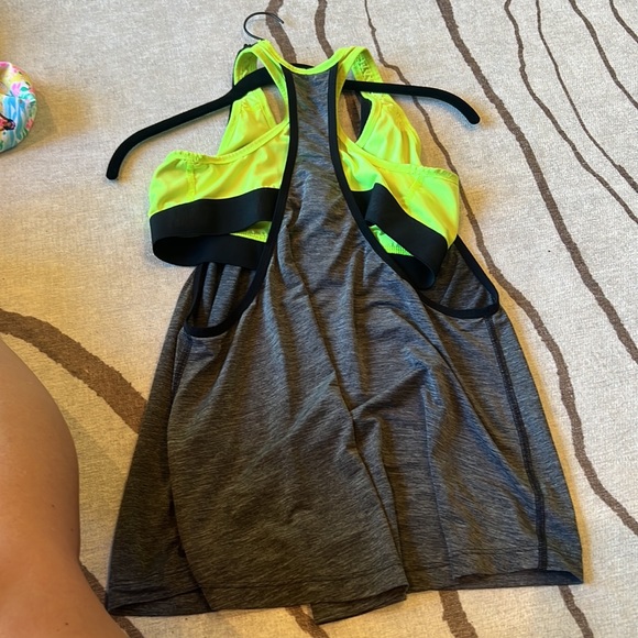 Nike Tank w/Bra Attached Dri-Fit - Picture 4 of 4